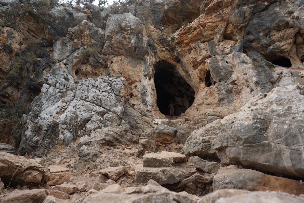 Bernhard Kucken, cave 1 with homo neanderthaliensis,
